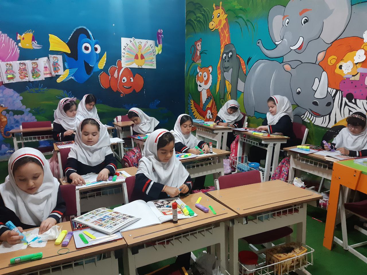 دست ورزی با چوب بستنی پیش دریا